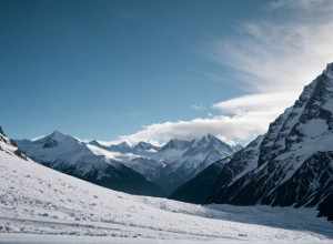 Miracol pe pârtie: Schiorul înghițit de avalanșă a supraviețuit grație tehnologiei