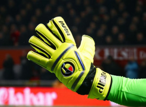 Portarul Manuel Neuer de la Bayern joacă cu o mănușă specială cu patru degete: motivul echipamentului inedit