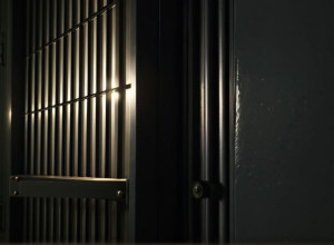 Criminal în serie acuzat că și-a strangulat soția într-o celulă de vizită a închisorii