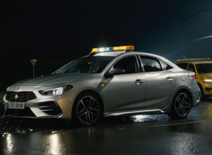 Urmările unui grav accident cu mai multe mașini pe o stradă urbană întunecată