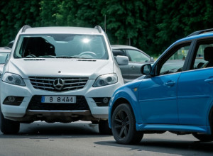 Două mașini s-au ciocnit la o intersecție din Moscova, o persoană a decedat