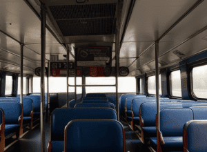 Incident șocant în Mannheim: Bărbat urinează într-un tren și agresează poliția
