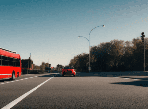 Accident în Erfurt: Șofer Audi provoacă coliziune cu autobuzul, o pasageră rănită