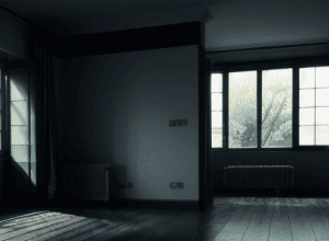 Spargeri în Klingenmünster: Hoții Răvășesc o Casă – Poliția Demarează Investigația