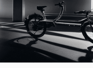 Frankfurt: Biciclist de 47 de ani atacă polițiștii – Incident violent în centrul orașului