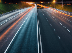 Peste 140.000 de «Like-uri» pe Facebook – Poliția ironizează șoferii care blochează banda de mijloc pe autostradă. Amendă usturătoare!