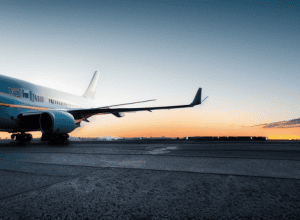 Pasager furios blochează pista după ce ratează zborul: Incident șocant pe aeroportul din Chile
