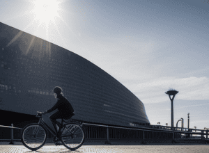 Salt mortal spectaculos cu bicicleta pe simbolul Hamburgului: Elbphilharmonie!