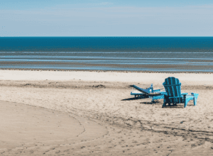 St. Peter-Ording se pregătește de sezon: Primele coșuri de plajă sunt aici, așteptăm soarele!