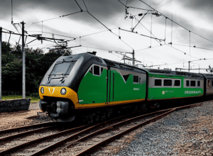 Găsită Sumă Imensă: O Femeie Onestă Găsește 15.000 Euro în Tren