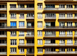 Proprietarii se Sătură de Restanțieri: Interzic Accesul la Piscină și Îi Dau în Judecată – Cum Recuperăm Datoriile la Condominiu [Economie Imobiliară]
