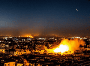 Israel Spulberă Armistițiul din Gaza printr-un Val Masiv de Bombardamente, Cauzând Zeci de Morți