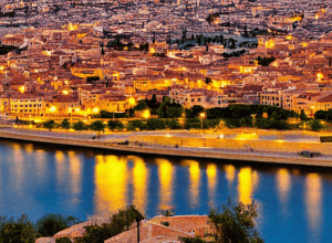 Toledo limitează locuințele turistice, dar le va permite în toate cartierele și în clădiri întregi. Impactul asupra pieței imobiliare și a calității vieții.