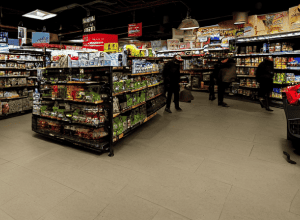Berlin: Angajați de supermarket atacați violent