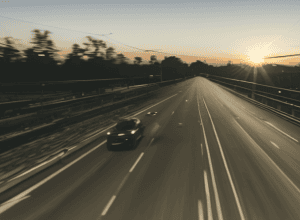 Șoc pe autostradă: Șofer pe contrasens, filmat