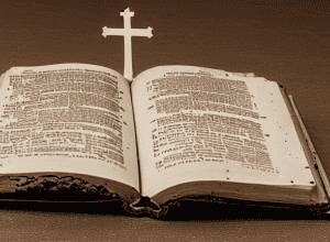 Groß-Gerau: Necunoscuți incendiază o Biblie într-o biserică