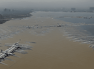 Aeroportul Record de 20 de Miliarde de Dolari Se Scufundă în Mare