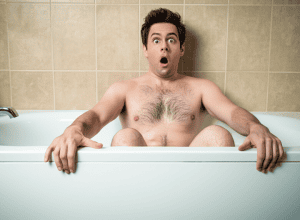 Adam DeVine, actorul din „Modern Family”, a pierdut un deget de la picior în mod bizar