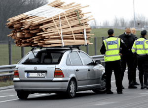 Poliția oprește o mașină supraîncărcată - Importanța oglinzii retrovizoare!