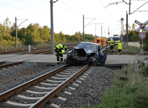 Salvare miraculoasă în Belgia: Mașină blocată pe trecerea la nivel cu calea ferată, lovită în plin de tren