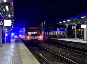 Incident în Dortmund: Un bărbat atacă polițiști într-un tren S-Bahn