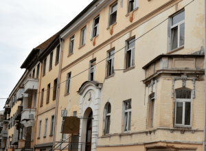 Hof: Hoți fură bani dintr-un apartament