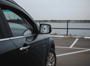 Dillingen - Hoț necunoscut fură o geantă dintr-o mașină