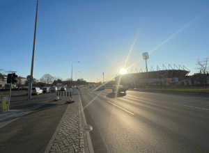 Accident în Kaiserslautern: Soarele a orbit șoferul, implicând o motocicletă