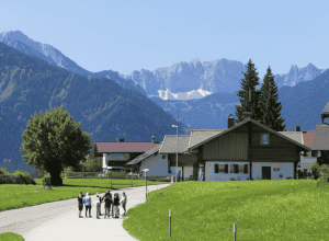 Dezbatere Aprinsă în Allgäu: 45 de Refugiați într-un Sat cu 79 de Suflete?