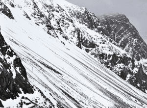 Dramă pe Zugspitze: Avalanșă aruncă alpinist 500 de metri peste stânci