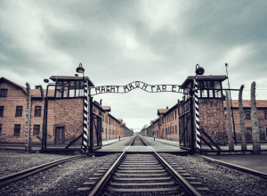 Gest Neonazist la Auschwitz: Elevi Germani în Scandal