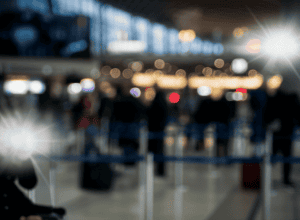 Apariție bizară a lui Britney Spears pe aeroport - Bodyguard-ul poartă „bebelușul” lui Britney