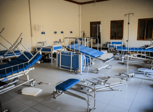 Bali: Bărbat drogat distruge camera de urgență