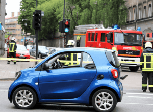 Accident rutier Saarbrücken: Șoferiță Smart blocată