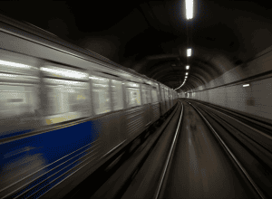 Turist riscă viața în metroul din Madrid