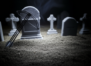 Tentativă de omor în cimitir: Femeie condamnată pentru atac cu arbaleta
