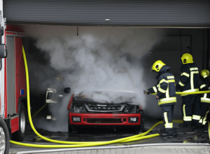 Mașină Electrică Arde în Essen