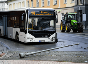 Karlsruhe: Tractor fuge după accident cu autobuz