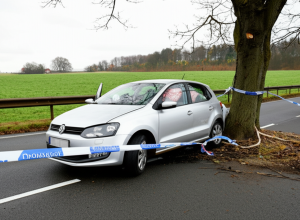 Accident grav pe K233: Șoferiță de 69 de ani, rănită după ce a lovit un copac