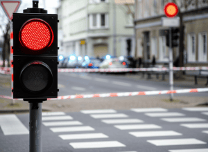 Accident grav în Bremen: Tânăr de 14 ani, lovit de mașină pe roșu