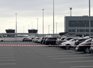 Atac la Aeroportul Weeze: Șofer lovește paznic