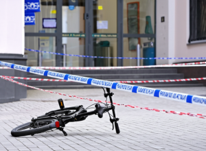 Jaf armat la bancă în Wiesbaden: Hoțul fuge pe bicicletă pliabilă