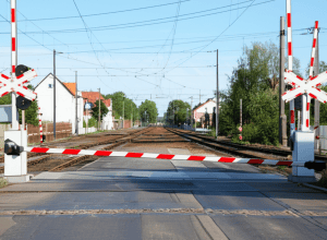 Neubrandenburg - Tânăr (7 ani) dirijează traficul la o barieră de cale ferată