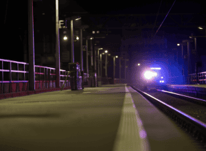 Atac armat la gară: Adolescenți amenințați și jefuiți