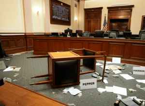 Atac Mascat cu Spray cu Piper la Judecătorie în Boston