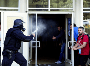 Cu spray paralizant și mască de gaze - Un bărbat mascat ia cu asalt o clădire judecătorească