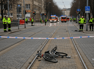 Tragedie în Dresden: Biciclistă de 77 de ani, ucisă de tramvai. Martori căutați.