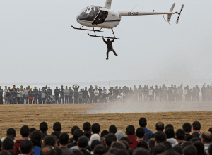 Incident bizar - Un bărbat se agață de un elicopter