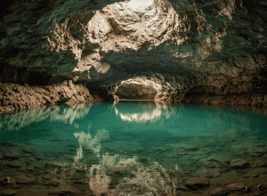 Mii de ani nedescoperit - Aici se află cel mai mare lac termal cavernicol din lume