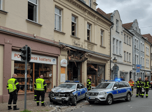 Mașina de poliție ignoră prioritatea și intră într-o brutărie după ce un BMW i-a tăiat calea
